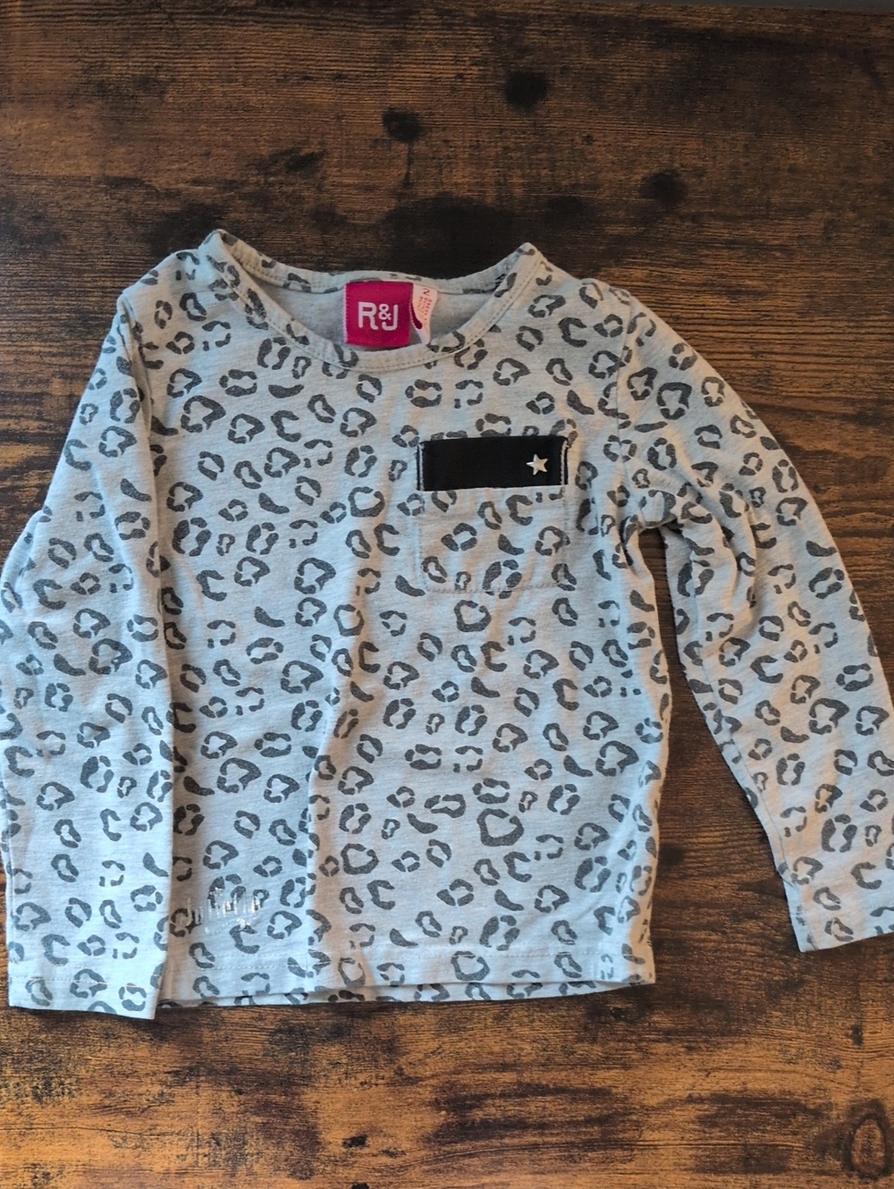 5/$25 R&J Girls' Light Gray Leopard Print Long-Sleeve Top with Pocket 2T